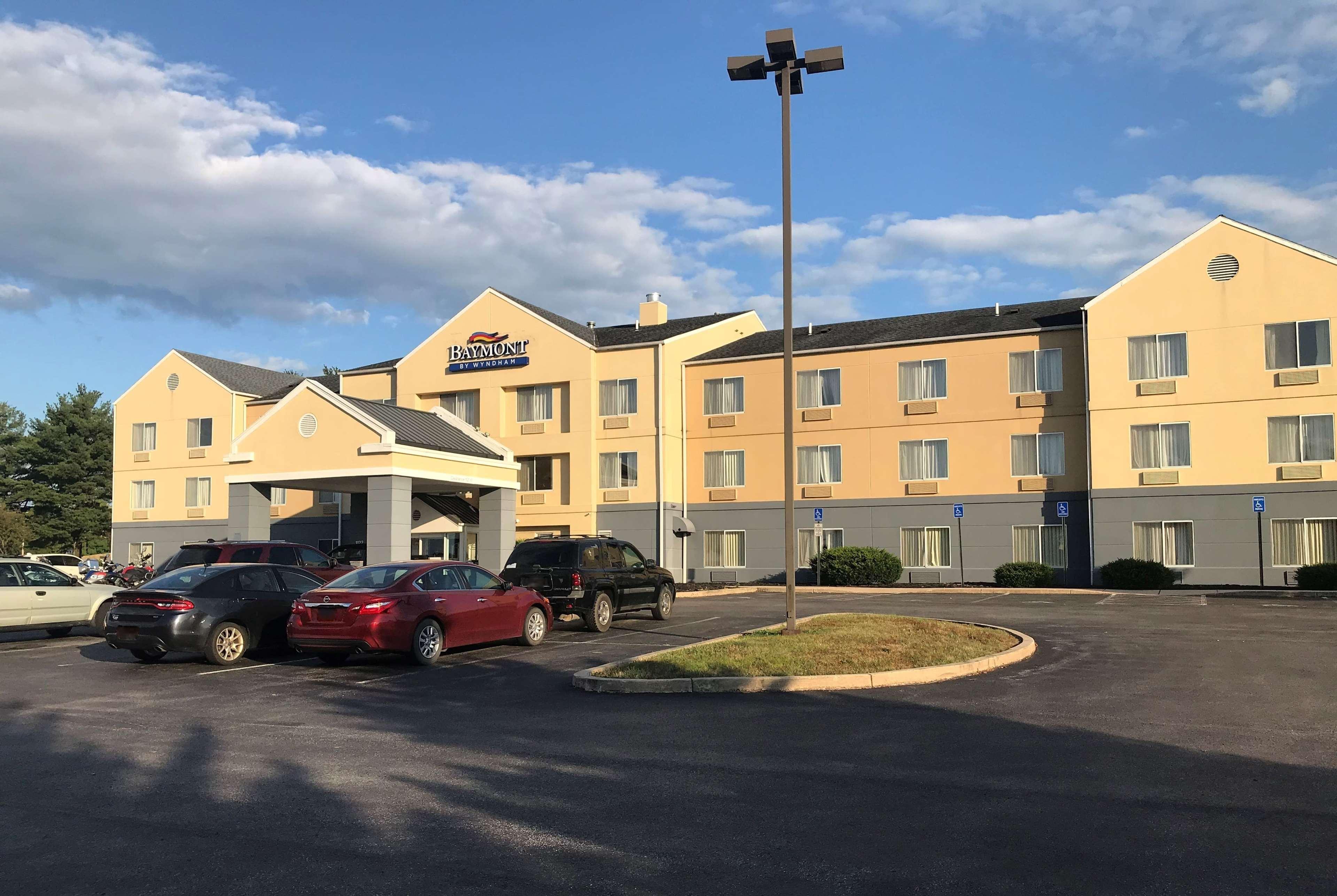 Baymont By Wyndham Chambersburg Hotel Buitenkant foto